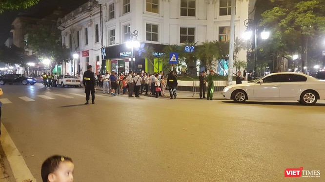 Tổng thống Trump đến Hà Nội, người dân đổ ra đường chào đón ảnh 2