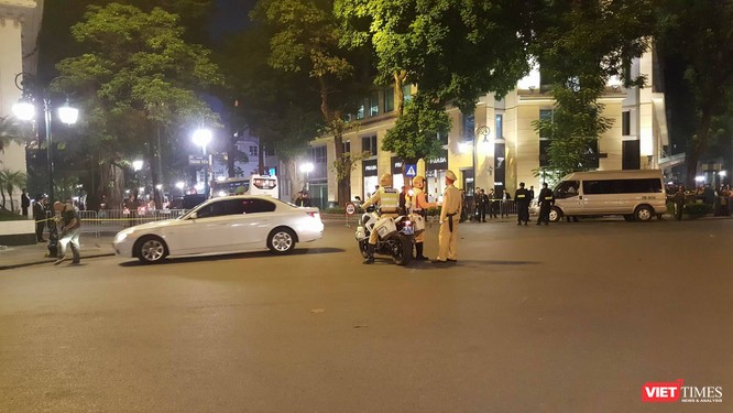 Tổng thống Trump đến Hà Nội, người dân đổ ra đường chào đón ảnh 3