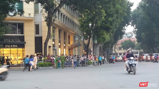 Tổng thống Trump đến Hà Nội, người dân đổ ra đường chào đón ảnh 10