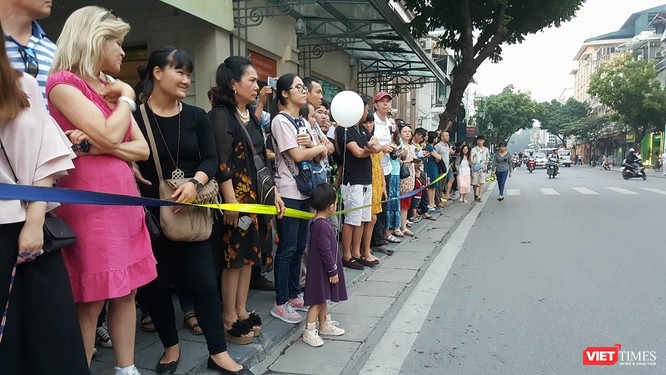 Tổng thống Trump đến Hà Nội, người dân đổ ra đường chào đón ảnh 8