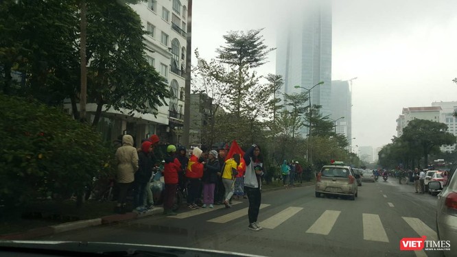 Hàng vạn người đội mưa rét, đứng dọc 30km đón mừng U23 Việt Nam ảnh 17