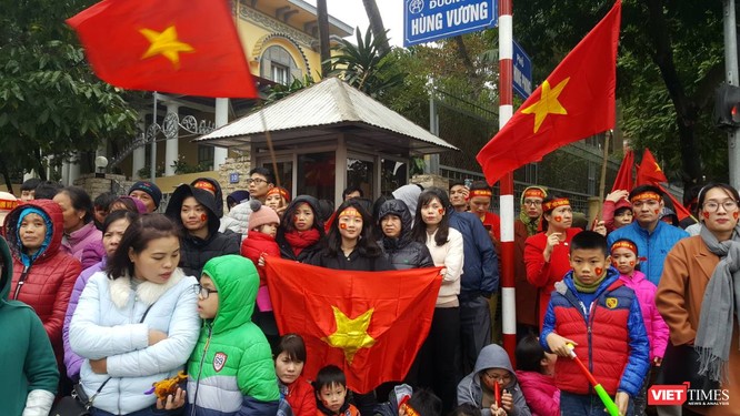 Hàng vạn người đội mưa rét, đứng dọc 30km đón mừng U23 Việt Nam ảnh 29