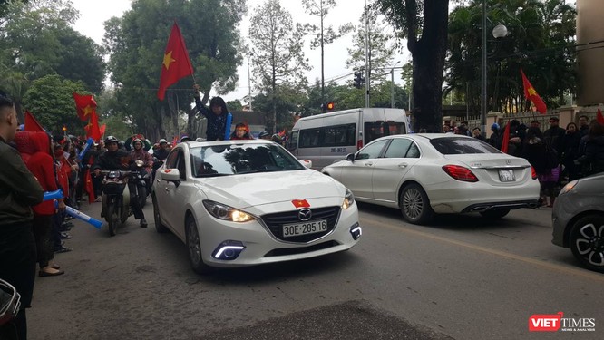 Hàng vạn người đội mưa rét, đứng dọc 30km đón mừng U23 Việt Nam ảnh 40