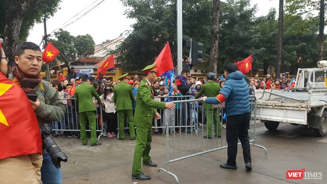 Hàng vạn người đội mưa rét, đứng dọc 30km đón mừng U23 Việt Nam ảnh 45