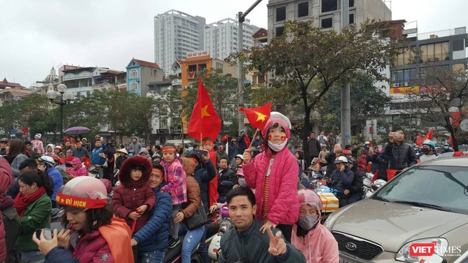 Hàng vạn người đội mưa rét, đứng dọc 30km đón mừng U23 Việt Nam ảnh 42