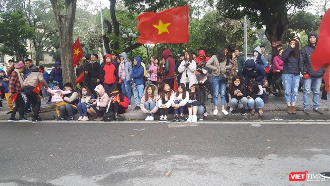 Hàng vạn người đội mưa rét, đứng dọc 30km đón mừng U23 Việt Nam ảnh 61