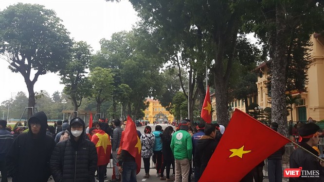 Hàng vạn người đội mưa rét, đứng dọc 30km đón mừng U23 Việt Nam ảnh 62