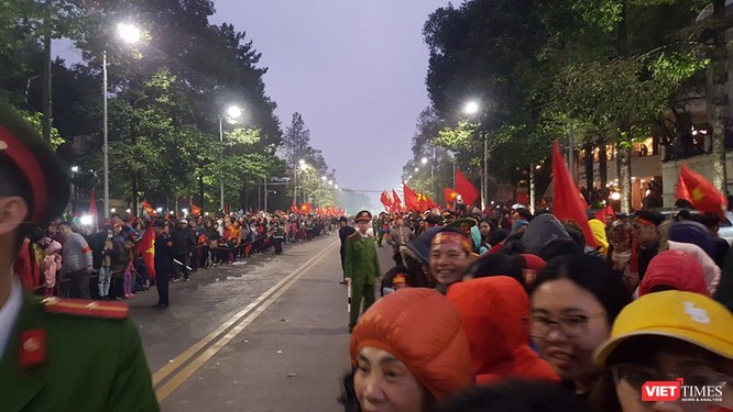 Hàng vạn người đội mưa rét, đứng dọc 30km đón mừng U23 Việt Nam ảnh 67
