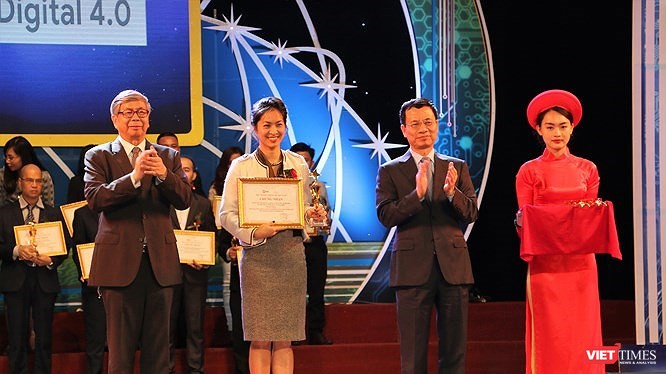 Bộ trưởng Bộ Thông tin và Truyền thông Nguyễn Mạnh Hùng và Giáo sư Viện sĩ Đặng Vũ Minh - Chủ tịch Liên hiệp các hội KHKT Việt Nam trao giải thưởng cho các đơn vị có ứng dụng công nghệ số xuất sắc tại Lễ trao Giải thưởng Công nghệ số Việt Nam 2018.