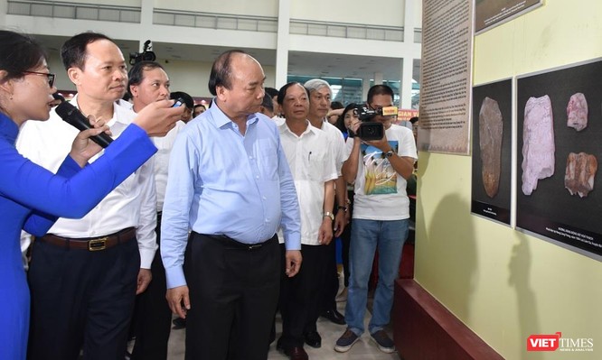 Thủ tướng Nguyễn Xuân Phúc thăm triển lãm “Thanh Hóa xưa và nay” ảnh 1