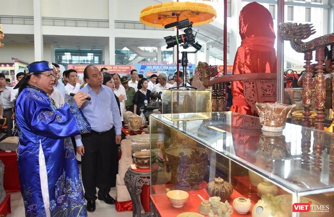 Thủ tướng Nguyễn Xuân Phúc thăm triển lãm “Thanh Hóa xưa và nay” ảnh 2