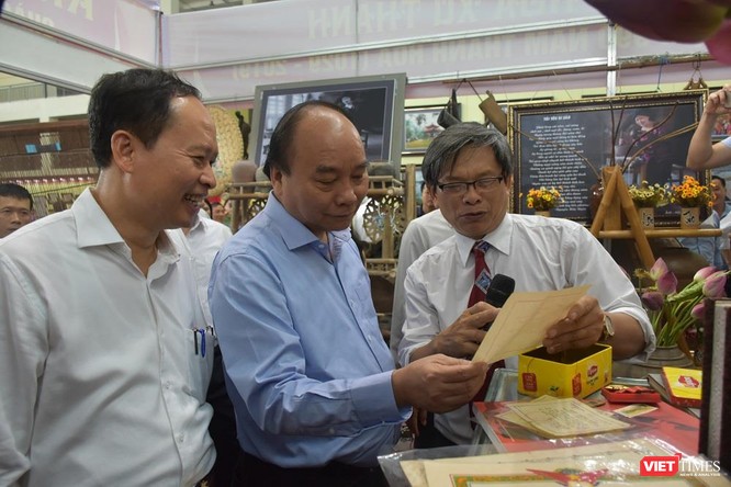 Thủ tướng Nguyễn Xuân Phúc thăm triển lãm “Thanh Hóa xưa và nay” ảnh 4