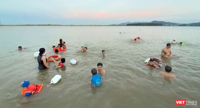 Cách cầu bến Thủy tầm 1km, nơi sông Lam có bãi thoải, nước sông không chảy xiết là địa điểm thích hợp tự phát mấy năm nay được nhiều người lựa chọn để tắm.