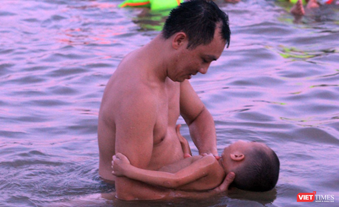 Nghệ An: Nắng như đổ lửa, dân thành phố ra sông Lam tắm giải nhiệt ảnh 3