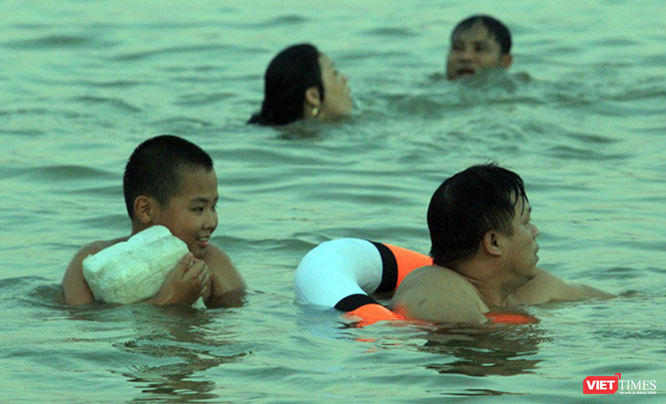 Nghệ An: Nắng như đổ lửa, dân thành phố ra sông Lam tắm giải nhiệt ảnh 4