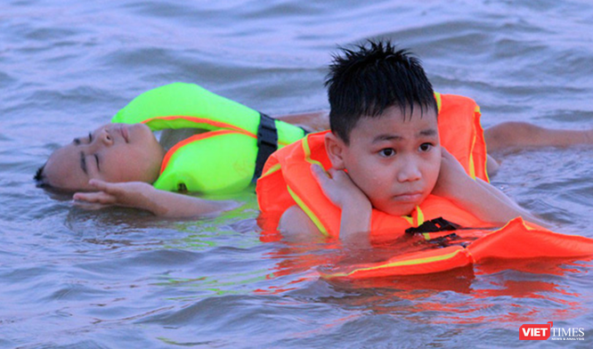 Nghệ An: Nắng như đổ lửa, dân thành phố ra sông Lam tắm giải nhiệt ảnh 5