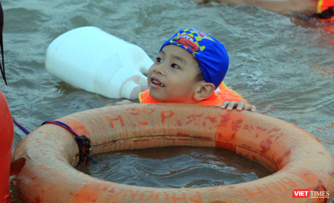 Nghệ An: Nắng như đổ lửa, dân thành phố ra sông Lam tắm giải nhiệt ảnh 6