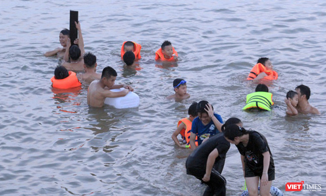Nghệ An: Nắng như đổ lửa, dân thành phố ra sông Lam tắm giải nhiệt ảnh 9
