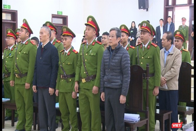 Cựu Bộ trưởng Nguyễn Bắc Son, Trương Minh Tuấn và bị cáo Phạm Nhật Vũ - nguyên Chủ tịch Hội đồng quản trị AVG xuất hiện trước tòa ảnh 2