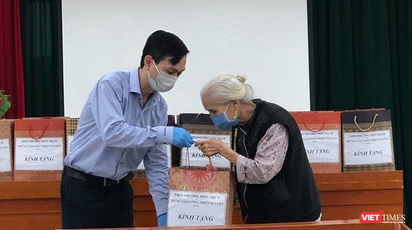 UBND phường Trúc Bạch cùng những tấm lòng thiện nguyện tặng quà cho các cụ già neo đơn, có hoàn cảnh đặc biệt khó khăn tại phường Phúc Tân, quận Hoàn Kiếm