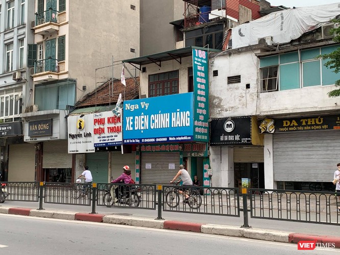 Cả dãy cửa hàng cửa hiệu trên phố Tôn Đức Thắng buộc phải đóng cửa vì dịch COVID-19.