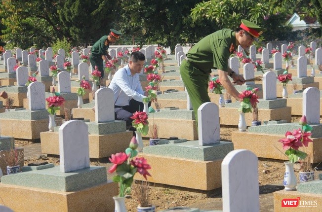 Lãnh đạo UBND tỉnh Nghệ An dâng hương tại Nghĩa trang liệt sĩ quốc tế Việt - Lào ảnh 3