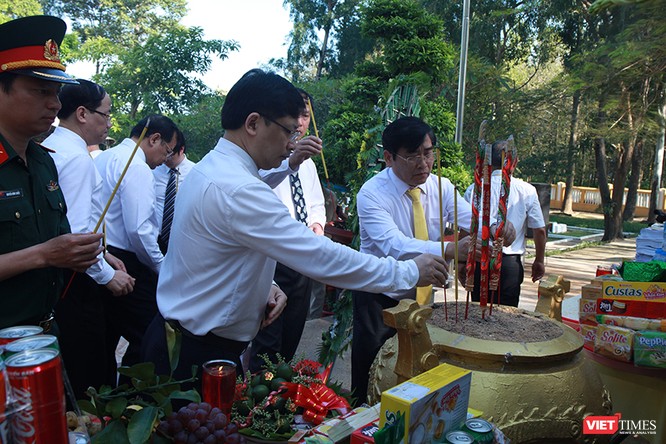 : Lãnh đạo Tổng công ty Bưu điện Việt Nam đang hương tưởng niệm các anh hùng, liệt sỹ ngành: 