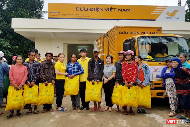 Gần 70 tấn hàng cứu trợ đồng bào lũ lụt miền Trung được Vietnam Post vận chuyển miễn phí ảnh 5
