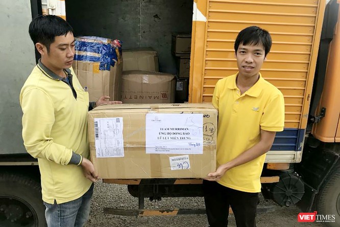 Gần 70 tấn hàng cứu trợ đồng bào lũ lụt miền Trung được Vietnam Post vận chuyển miễn phí ảnh 4