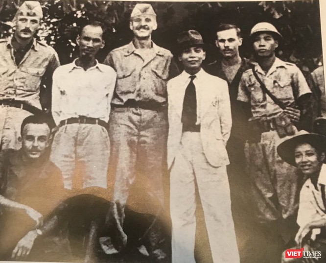 Hồ Chí Minh và Tướng Võ Nguyên Giáp tiếp Patti năm 1945