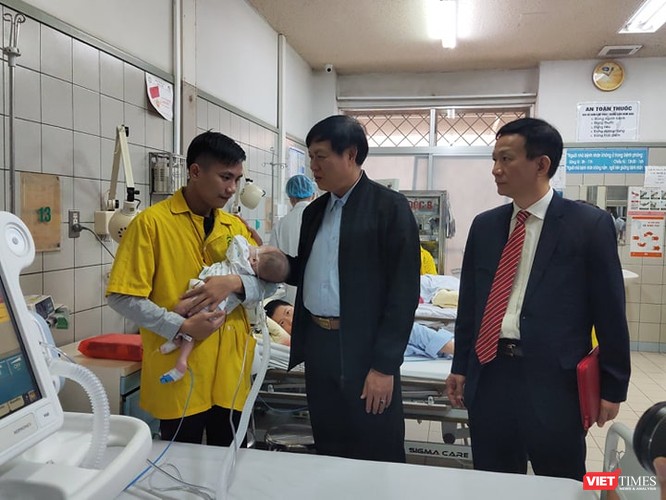 Thứ trưởng Bộ Y tế kiểm tra công tác ứng phó với dịch trong dịp Tết tại 2 bệnh viện lớn ảnh 5
