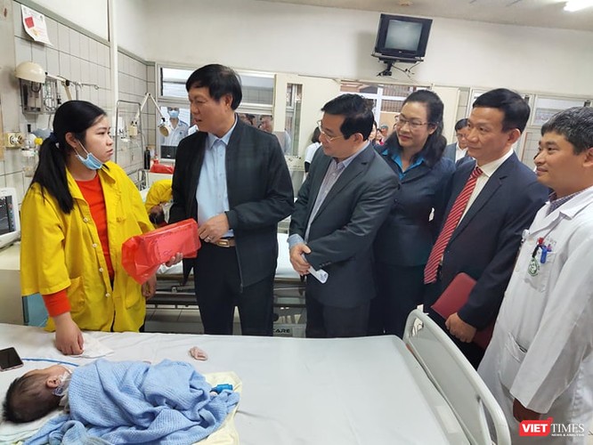 Thứ trưởng Bộ Y tế kiểm tra công tác ứng phó với dịch trong dịp Tết tại 2 bệnh viện lớn ảnh 2