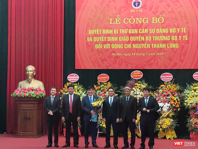 Phó Thủ tướng Vũ Đức Đam trao quyết định quyền Bộ trưởng Bộ Y tế cho ông Nguyễn Thanh Long ảnh 3