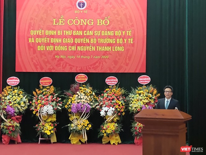 Phó Thủ tướng Vũ Đức Đam trao quyết định quyền Bộ trưởng Bộ Y tế cho ông Nguyễn Thanh Long ảnh 1