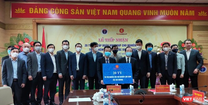 Vì sao Việt Nam vừa đặt mua vaccine phòng COVID-19 ở nước ngoài, vừa phát triển vaccine trong nước? ảnh 2