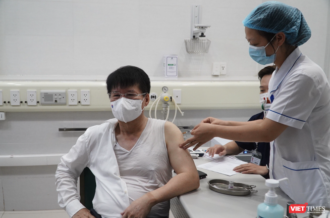 Thứ trưởng Bộ Y tế Trương Quốc Cường nói gì về nguy cơ nhiễm virus SARS-CoV-2 sau tiêm vaccine? ảnh 1