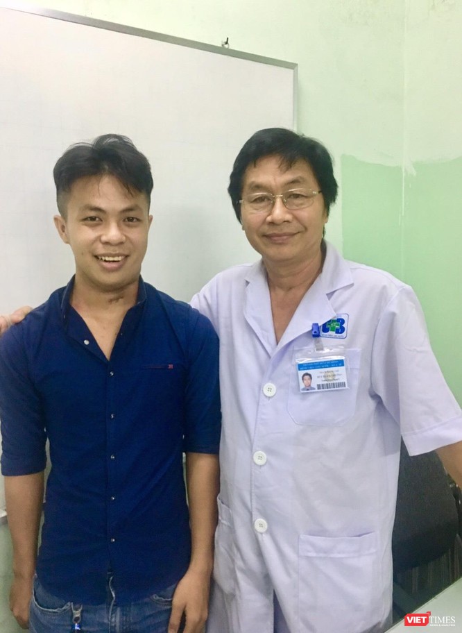 TS. Bùi Xuân Trường cùng bệnh nhân A. (19 tuổi)đã phục hồi sau khi điều trị ung thư lưỡi tại Bệnh viện Ung Bướu (TP.HCM) vào năm 2018