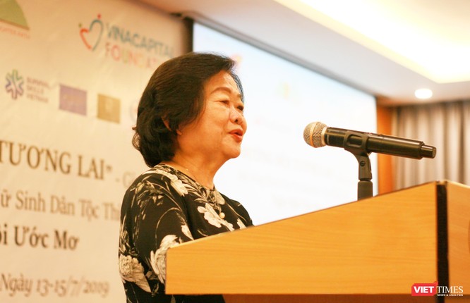 Bà Trương Mỹ Hoa - Nguyên Phó Chủ tịch nước, Chủ tịch Quỹ học bổng Vừ A Dính phát biểu tại chương trình