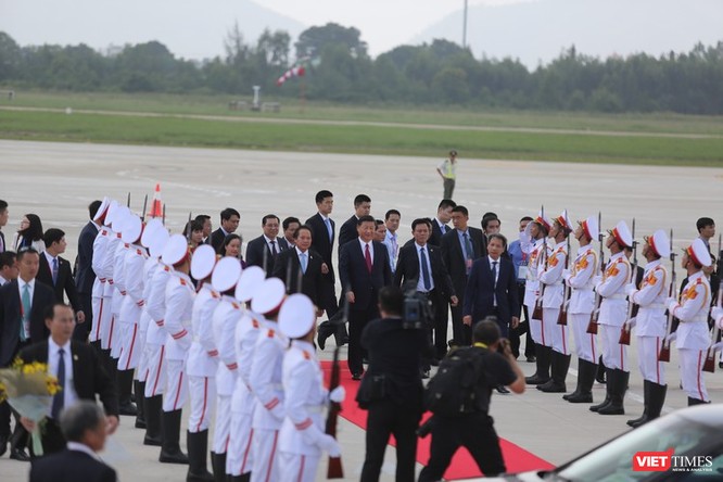Đoàn Việt Nam thực hiện nghi lễ đón ông Tập Cận Bình tại sân bay