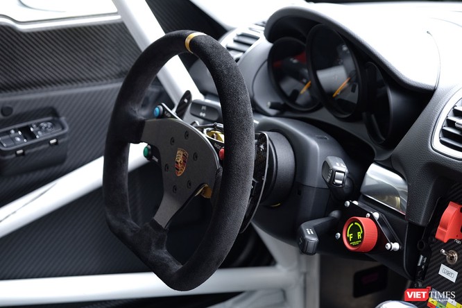 "Mòn mắt" với Porsche Cayman GT4 Clubsport bất ngờ xuất hiện tại Việt Nam ảnh 4