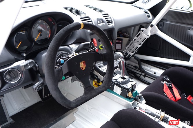 "Mòn mắt" với Porsche Cayman GT4 Clubsport bất ngờ xuất hiện tại Việt Nam ảnh 7