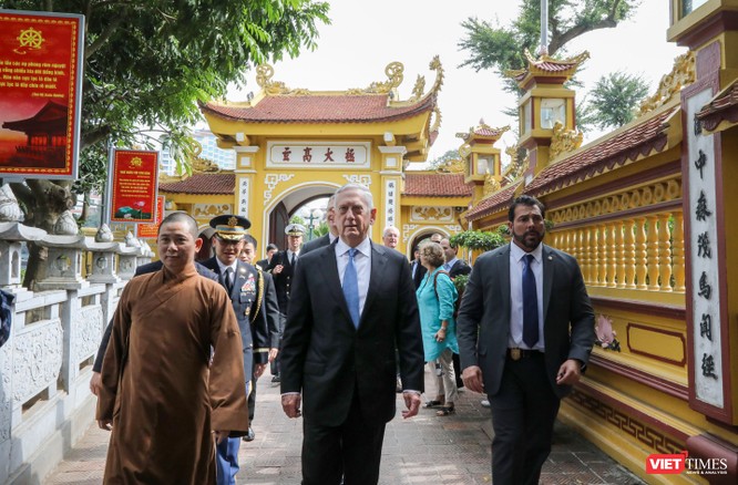 Bộ trưởng Quốc phòng Mỹ thăm chùa Trấn Quốc, dạo Hồ Tây ảnh 9