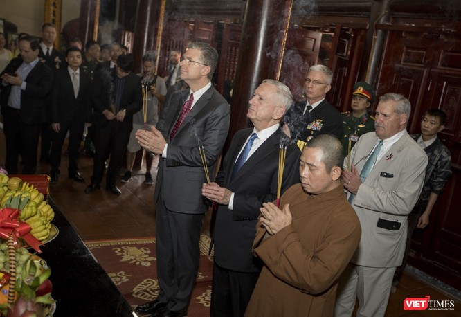 Bộ trưởng Quốc phòng Mỹ thăm chùa Trấn Quốc, dạo Hồ Tây ảnh 10