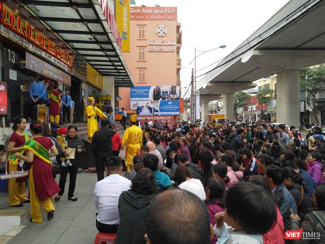 Người dân ngồi xếp hàng chờ đến lượt mua vàng tại một cửa hàng trên đường Cầu Giấy, Hà Nội