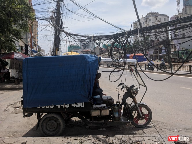 Giật mình cáp viễn thông như "liễu rủ" trên đường Minh Khai ảnh 17