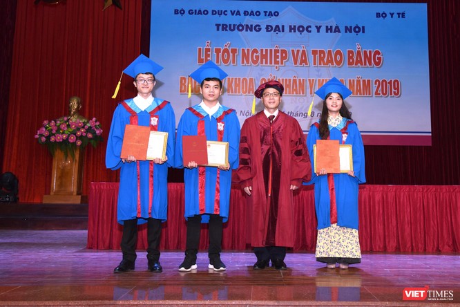 GS.TS. Tạ Thành Văn – Hiệu trưởng Trường Đại học Y Hà Nội trao thưởng cho 3 tân bác sĩ đỗ thủ khoa toàn ngành