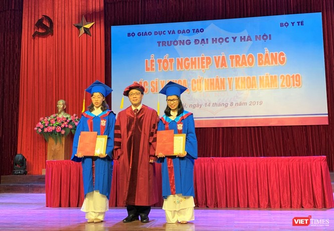 GS. TS. Tạ Thành Văn trao thưởng cho 2 tân bác sĩ Đàm Tuyết Lan và Nguyễn Thị Bắc đỗ thủ khoa toàn khóa