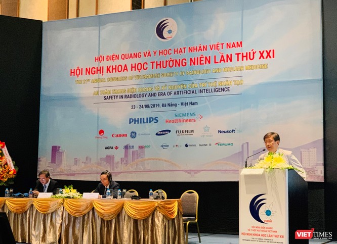 Các chuyên gia quốc tế trao đổi kinh nghiệm với các chuyên gia, bác sĩ Việt Nam