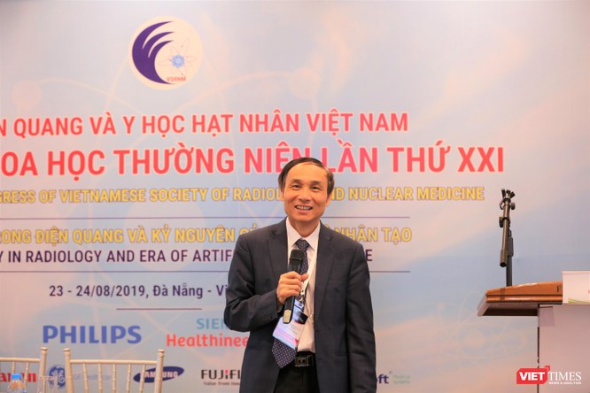 GS.TS. Mai Trọng Khoa – Phó Chủ tịch Hội Điện quang và Y học hạt nhân Việt Nam - trình bày các kết quả trong điều trị ung thư bằng y học hạt nhân