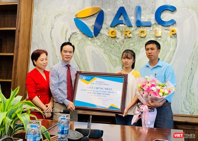 Ông Chu Văn An - Chủ tịch HĐQT Tập đoàn ALC trao gói hỗ trợ cho em Trịnh Thị Phúc